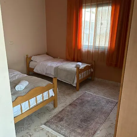 Hostel Rinas بيت شباب